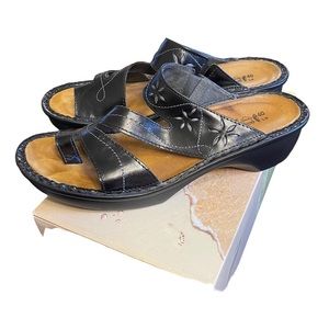 Naot Montreal black sandals